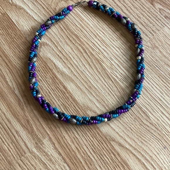 2 vintage bead necklaces. 2 different lengths, 2 main colours, purple. - Picture 6 of 8